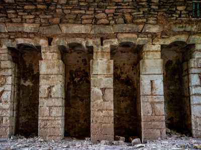 S� perch� il luogo ospitava un importante frantoio, la cui presenza � suggerita dalle quattro nicchie per i torchi a vite scavate nel muro